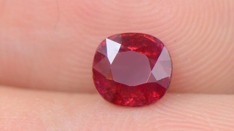 红宝石(ruby)中极品的颜色被称为"鸽血红",它的红色除了纯净,饱和
