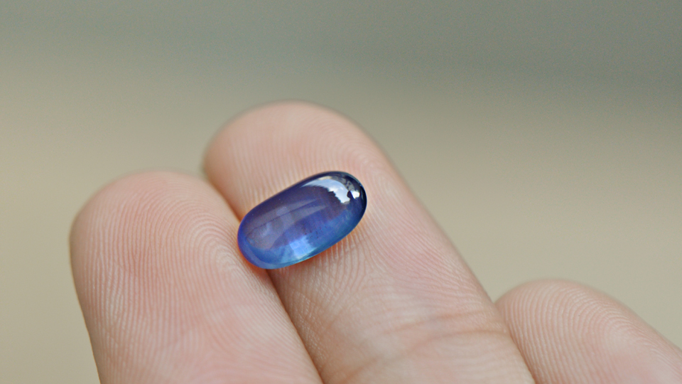 37克拉蛋面蓝宝石