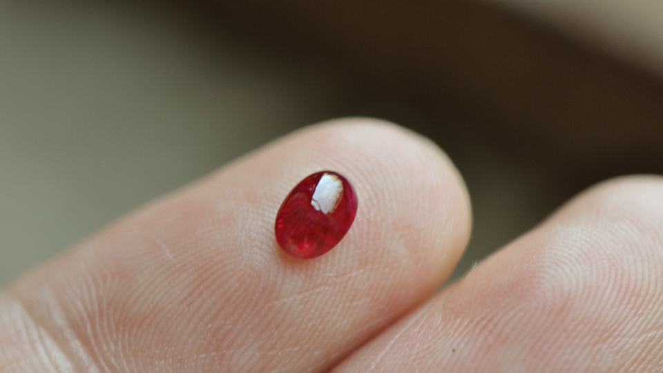 7克拉天然素面红宝石