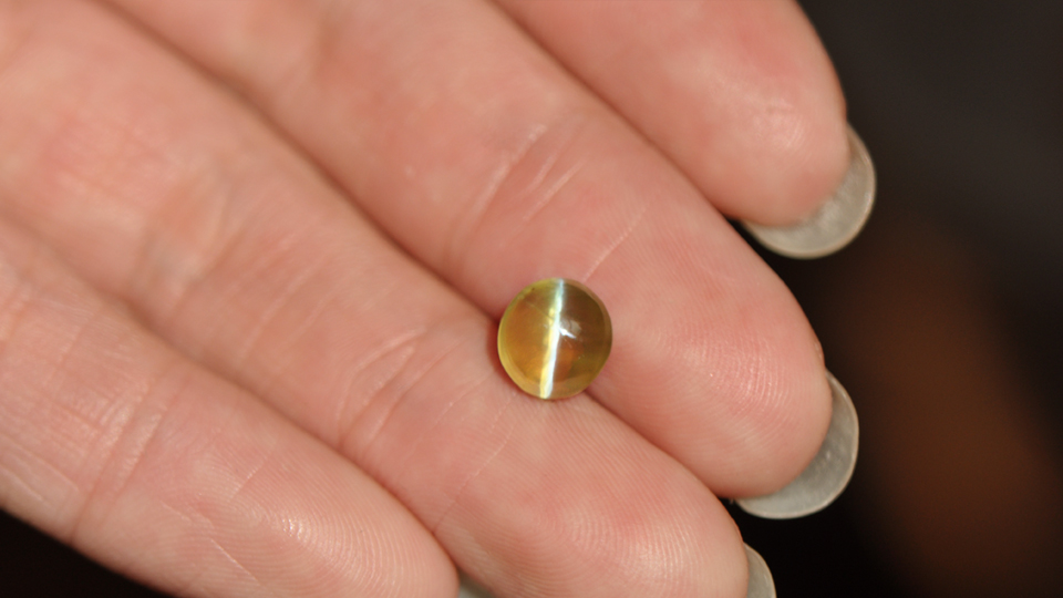 71克拉天然猫眼裸石