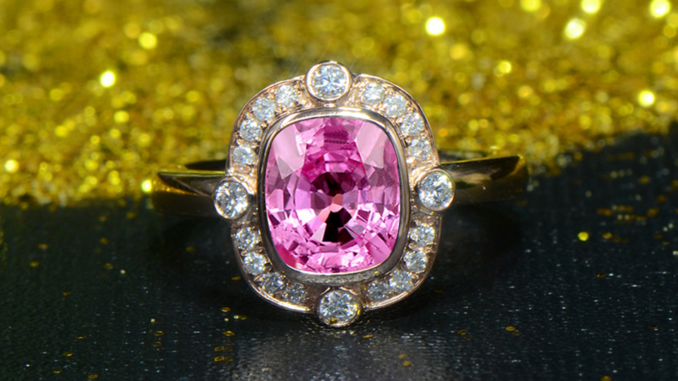 39克拉粉蓝宝石 18分钻石戒指