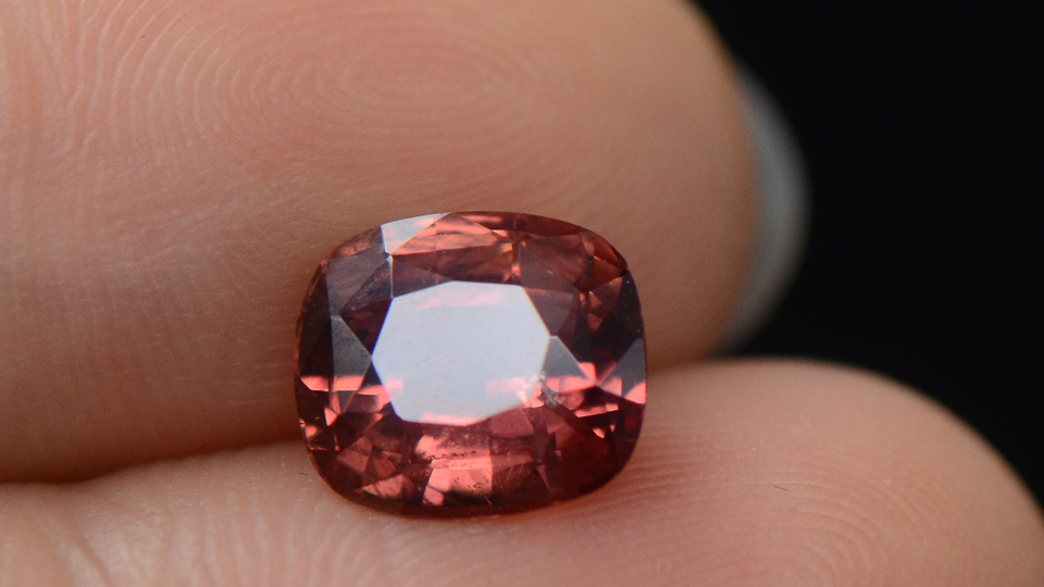 52克拉无烧褐色蓝宝石