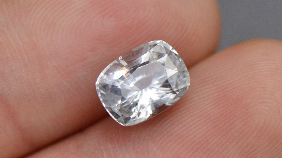 3克拉无烧白色蓝宝石