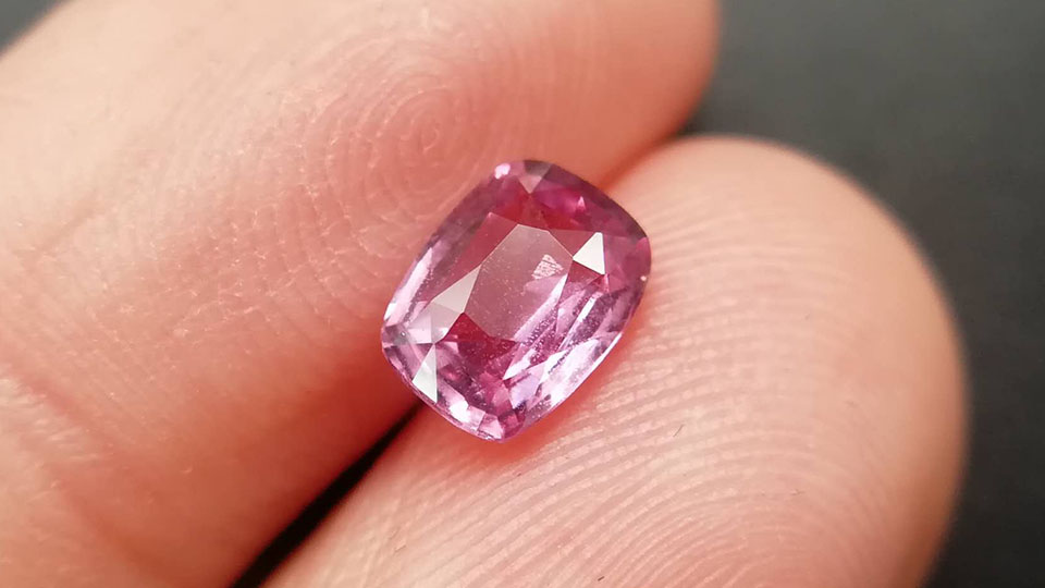 100克拉粉色蓝宝石