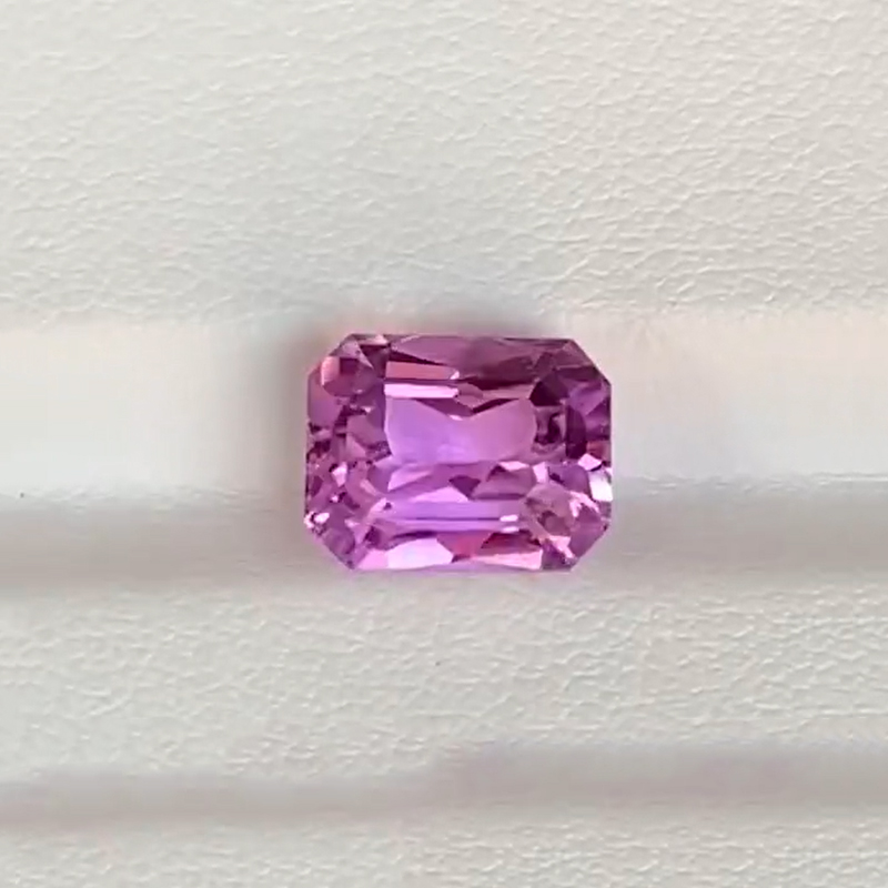 0.67克拉粉紫色蓝宝石